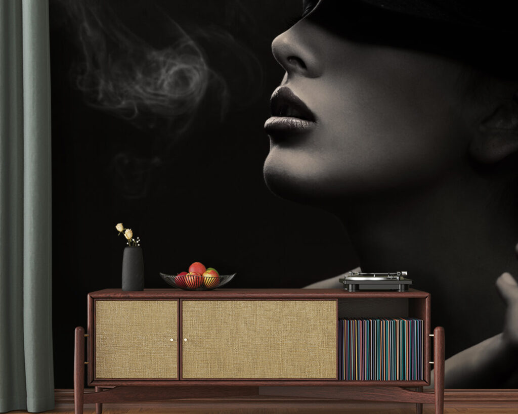 u55318pig20 1024x819 - Woman wearing a hat and smoking - tegory