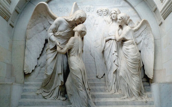 Statue of a man kissing a woman u16079p 600x375 - Statue of a man kissing a woman - tegory