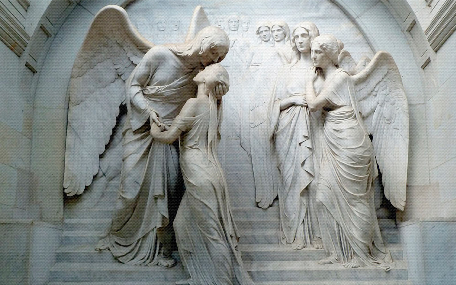 Statue of a man kissing a woman u16079p - Statue of a man kissing a woman - tegory